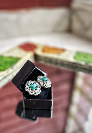 Pure silver earring with emerald and diamond