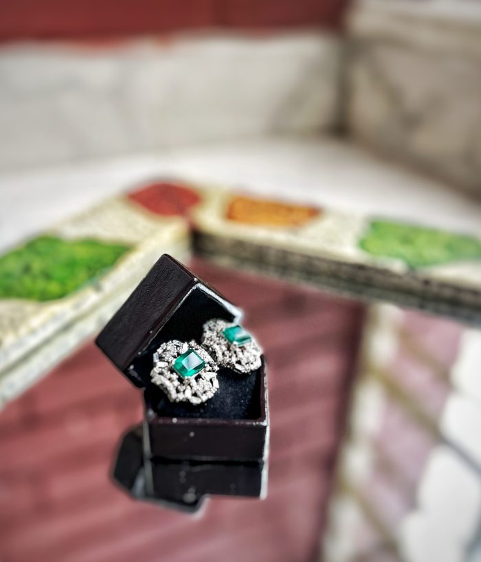 Pure silver earring with emerald and diamond