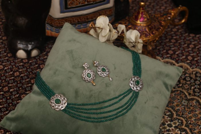 Emerald strings with matching earrings and two pendants - Image 2