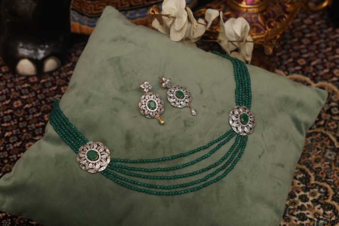 Emerald strings with matching earrings and two pendants - Image 3