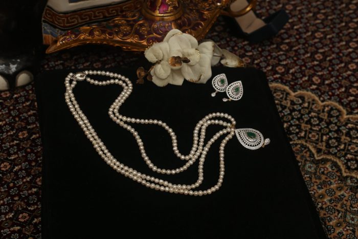 2 layer real pearl strings with diamond and emerald pendant and matching earrings - Image 3