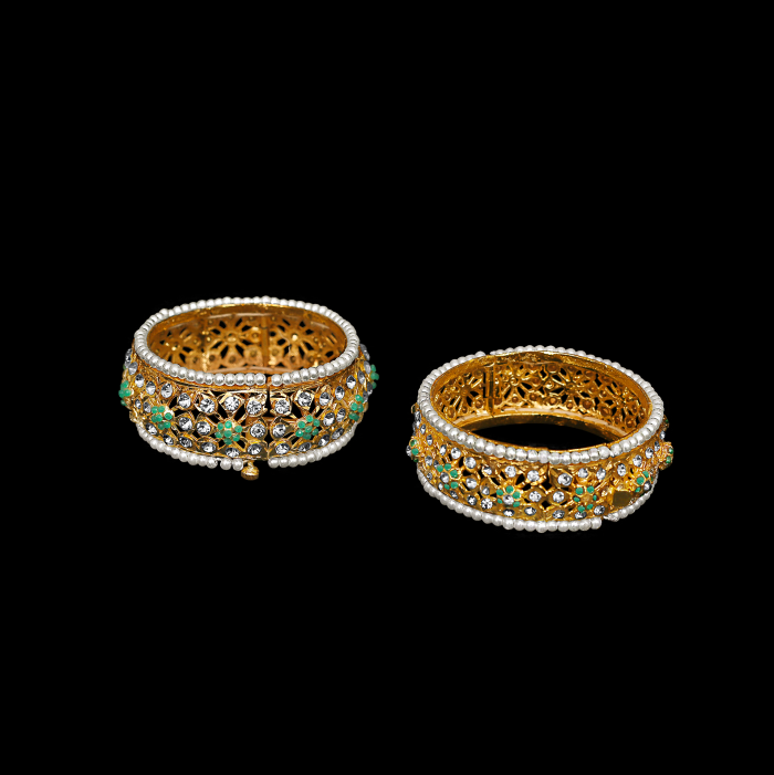 Gold bangle with kundan. Openable. Green, multicolor and red.