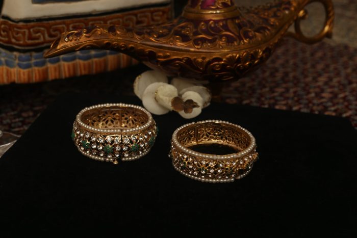 Gold bangle with kundan. Openable. Green, multicolor and red. - Image 2