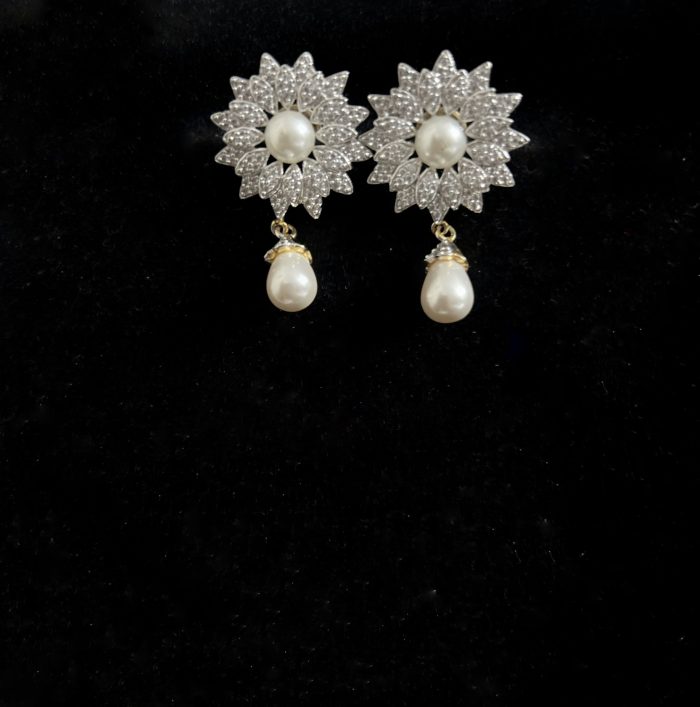 Pearl necklace with artificial diamond and pearl pendant with matching earring – white - Image 7