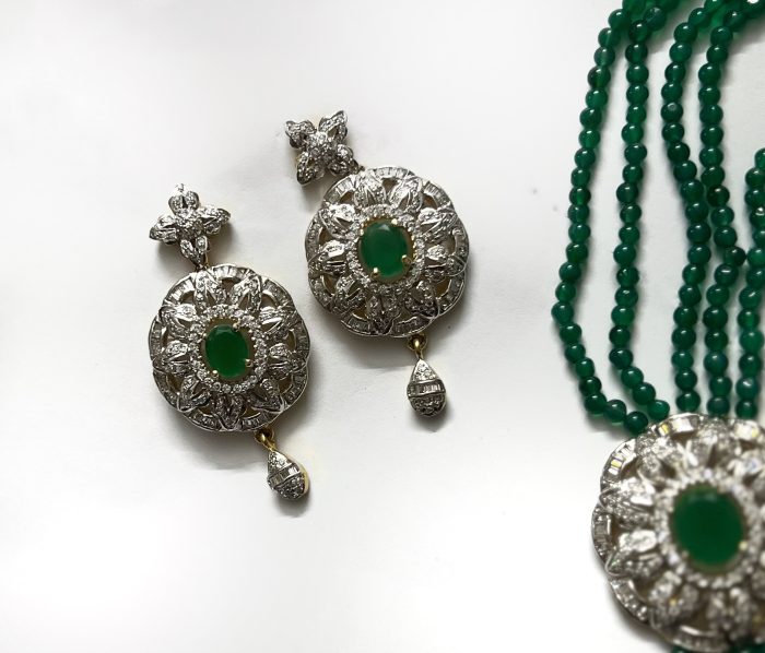 Emerald strings with matching earrings and two pendants - Image 5