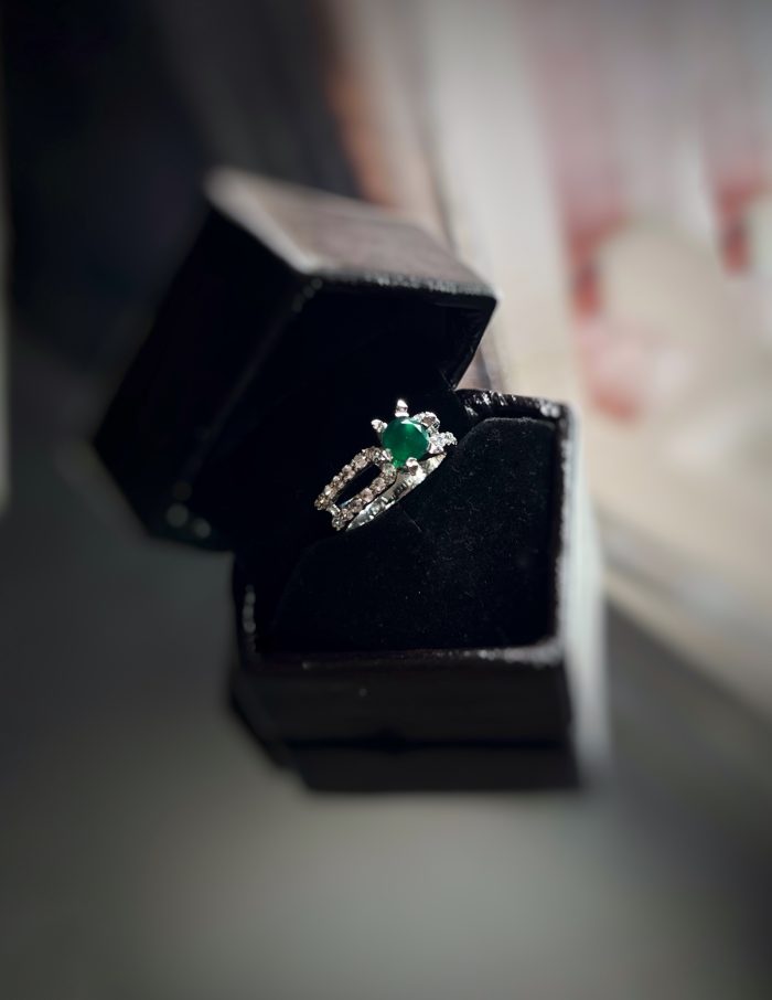 Pure Silver Ring with emerald and diamond