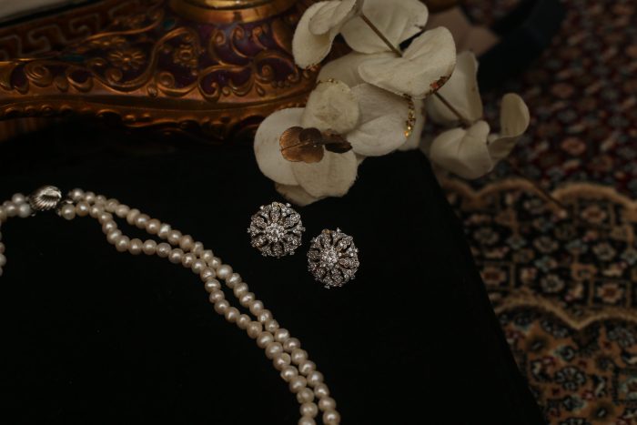 Pearl string with diamond pendant and matching earrings - Image 2