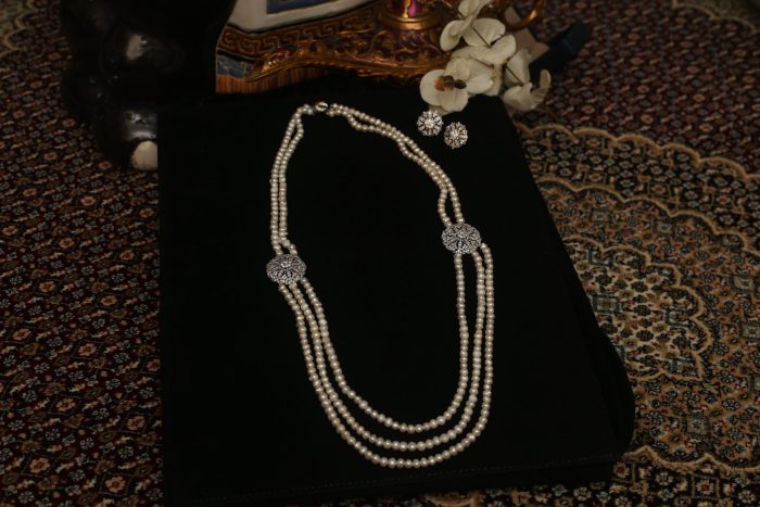 Pearl string with diamond pendant and matching earrings - Image 4